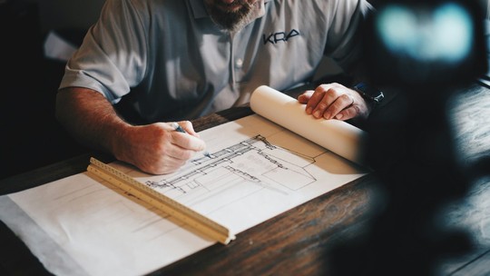Profissões: qual é a diferença entre engenheiro civil, arquiteto e designer?