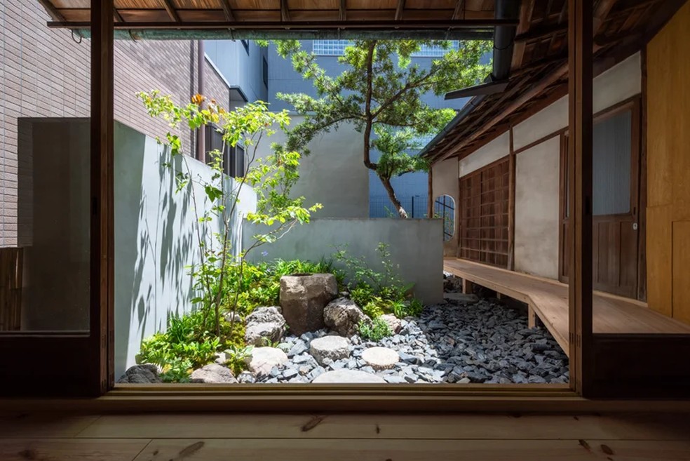O edifício restaurado tem um jardim aberto nos fundos — Foto: Tada Masaharu e Endo Shojiro / Divulgação