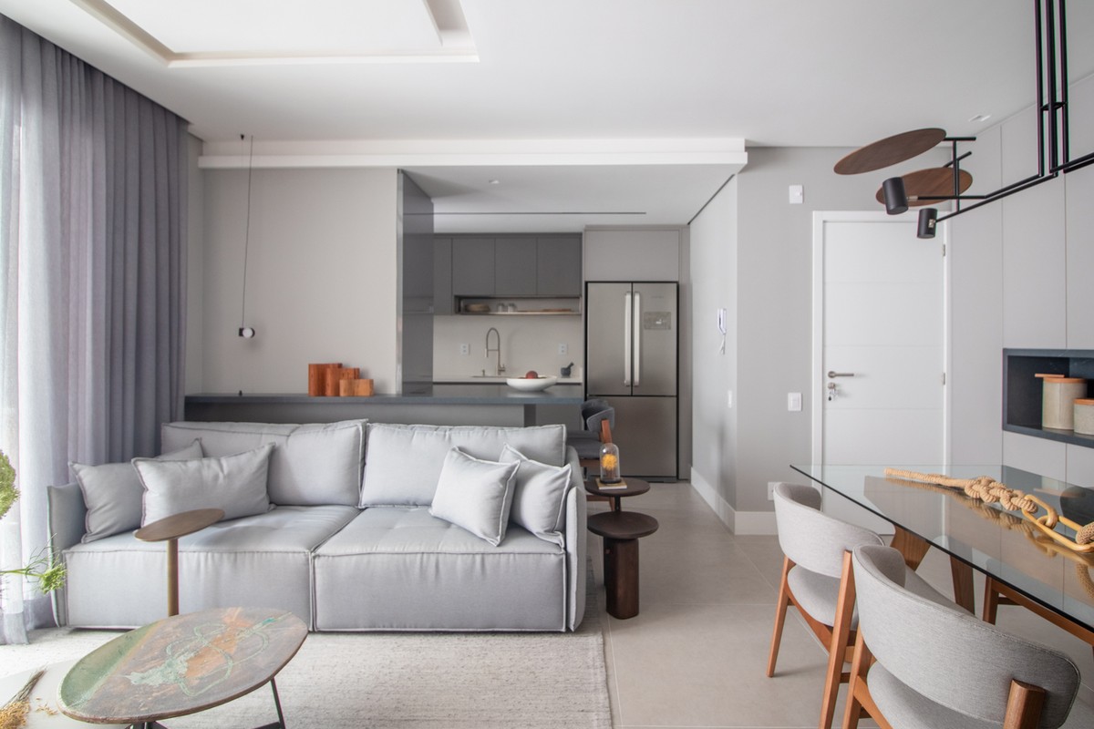 Apartamento de 75 m² com tons claros tem decoração funcional e prática