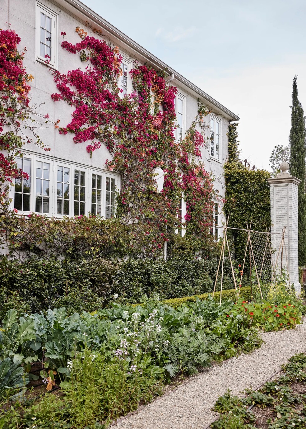 O jardim se destaca na fachada da casa — Foto: Jenna Peffley / Reprodução