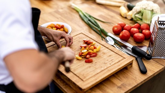 Como limpar corretamente as tábuas de cortar alimentos? Confira dicas simples!