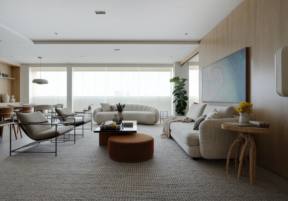 Apartamento elegante e minimalista é projetado para receber com conforto