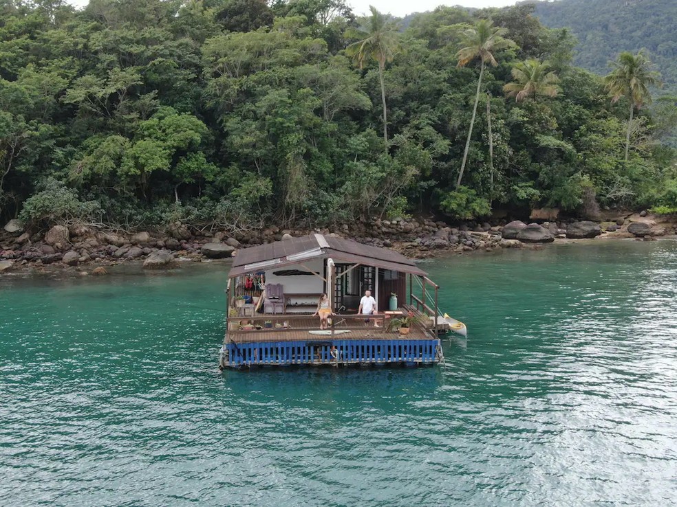 A casa em Ilha Grande fica no mar e tem vista para a Mata Atlântica — Foto: Airbnb / Divulgação