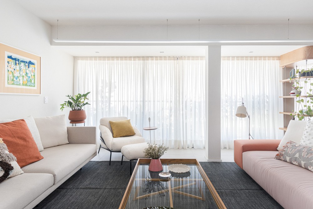 Casa ganha ambientes coloridos repletos de histórias após reforma
