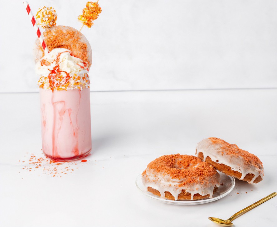 Receita de milkshake de morango pode ser decorado ou servido com donuts