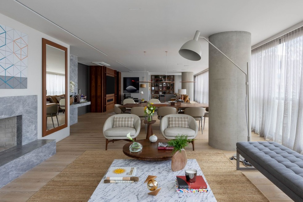 Apartamento de 252 m² tem área social com sala de TV, lareira de ...