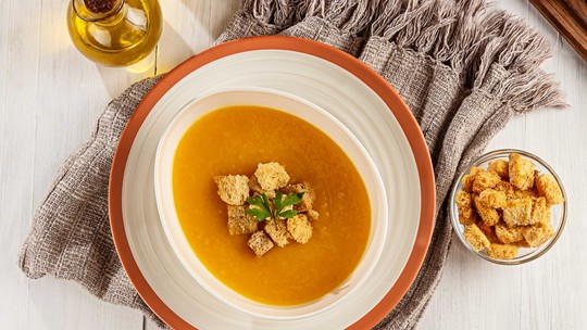 Receita de sopa funcional com batata-doce, cenoura e gengibre