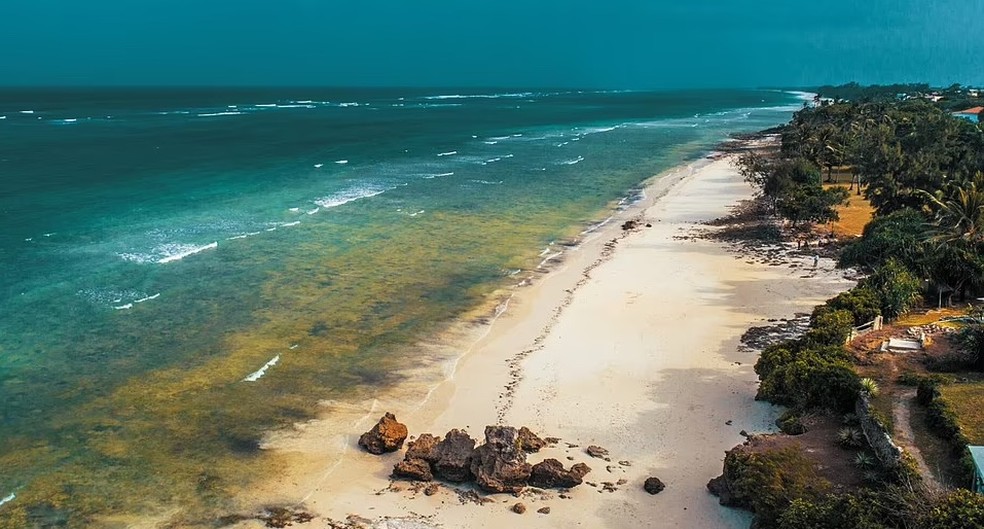 Os turistas passarão 3 dias aproveitando as águas azuis e a areia branca da Praia de Diani — Foto: Go2Africa / Divulgação