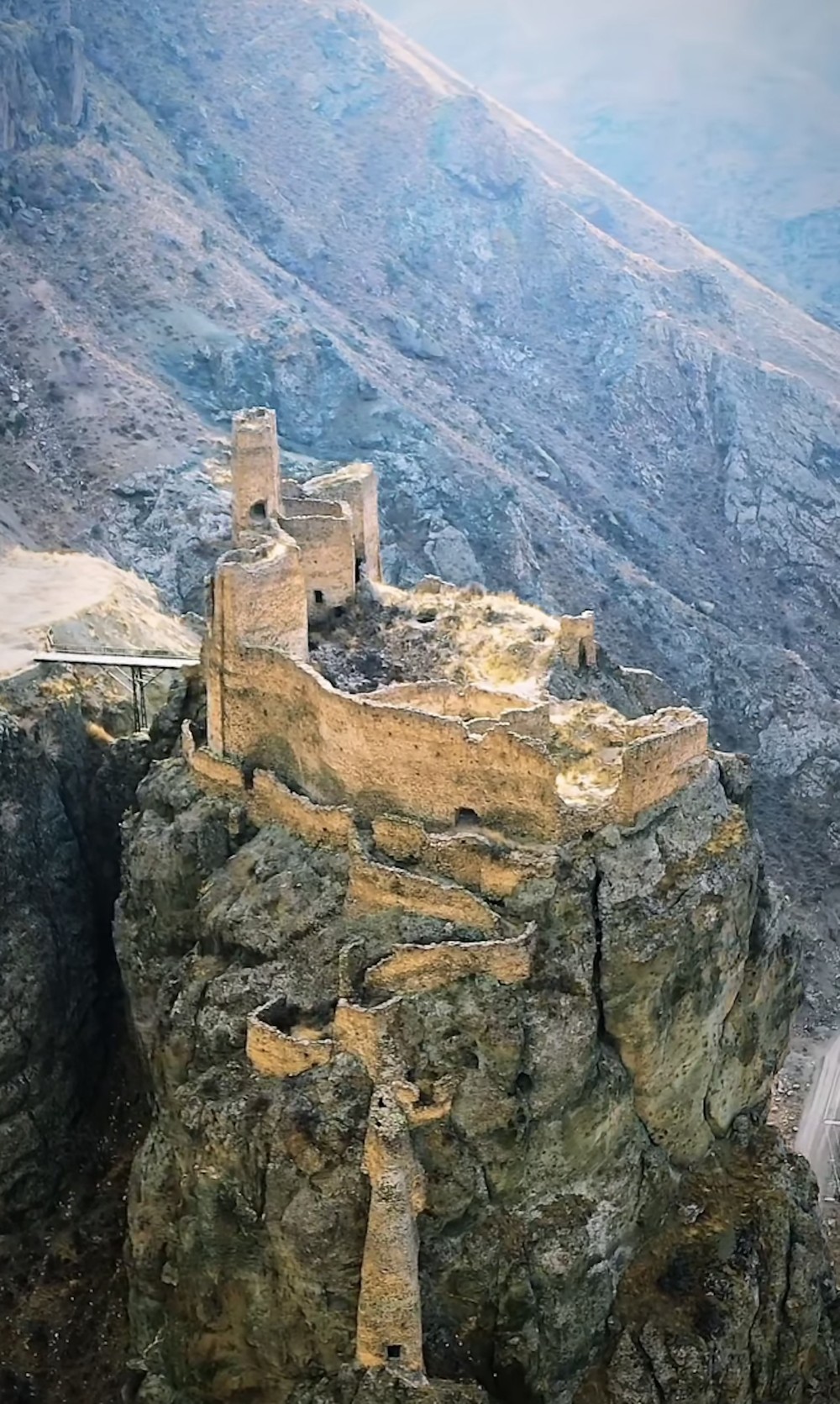 Castelo tem história misteriosa por ter sido construído na beira de ...