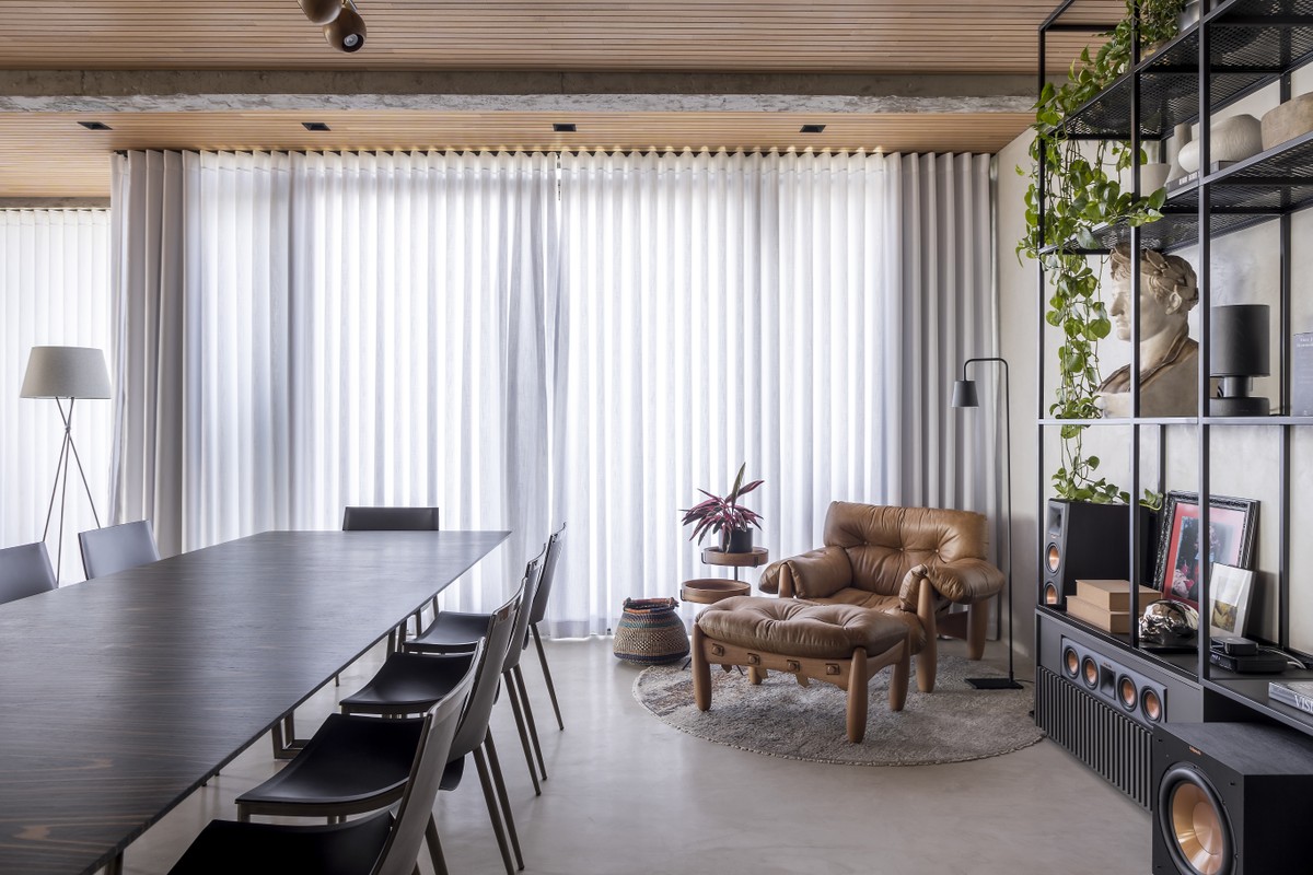 Apartamento dúplex tem boa circulação, obras de arte e design assinado