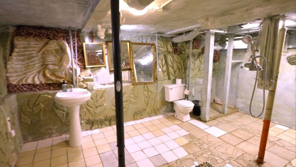 Em uma das casas mostradas, o banheiro é o maior cômodo e tem alguns itens peculiares — Foto: HGTV / Reprodução