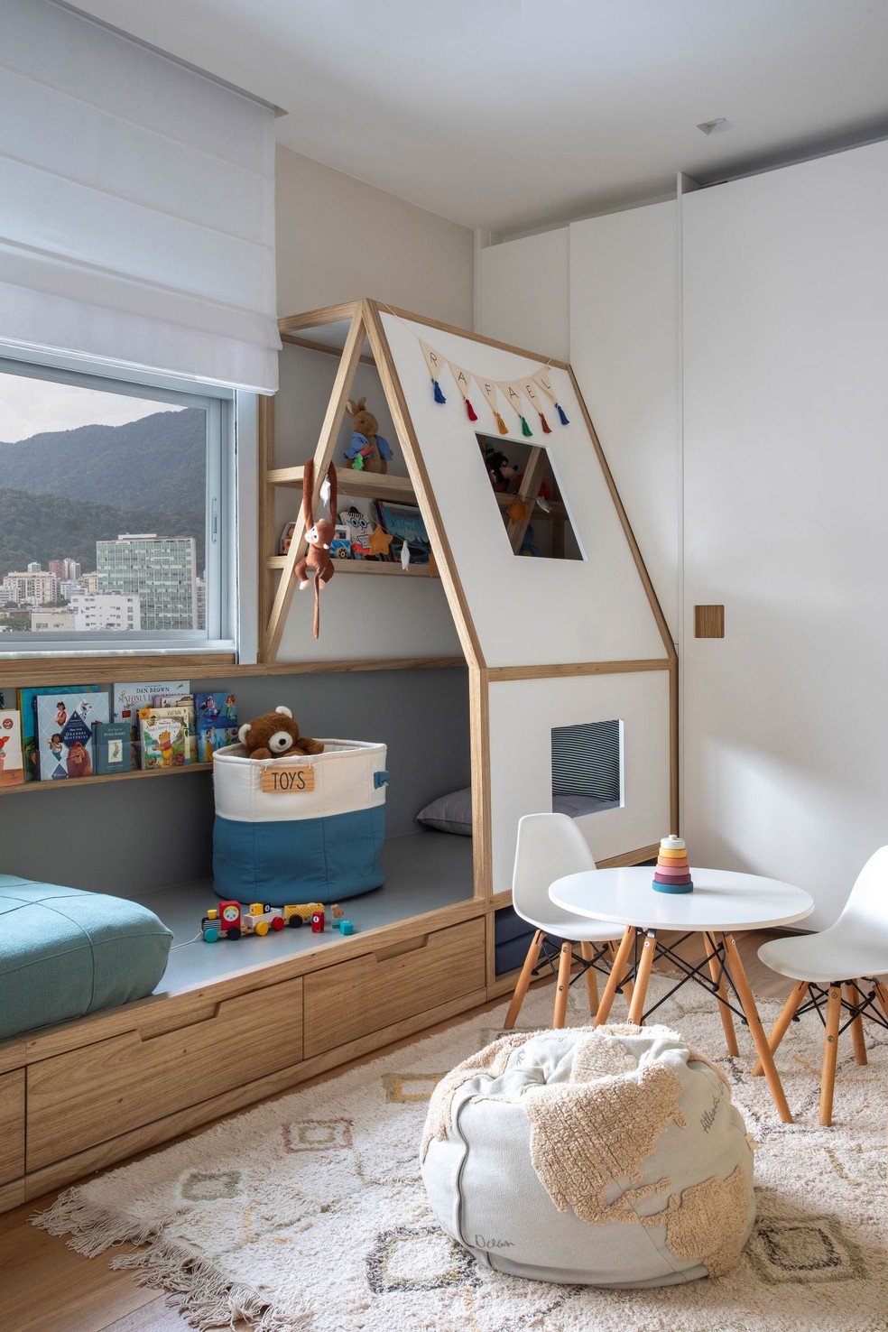 Reforma reconfigura layout e harmoniza peças de decoração em apartamento