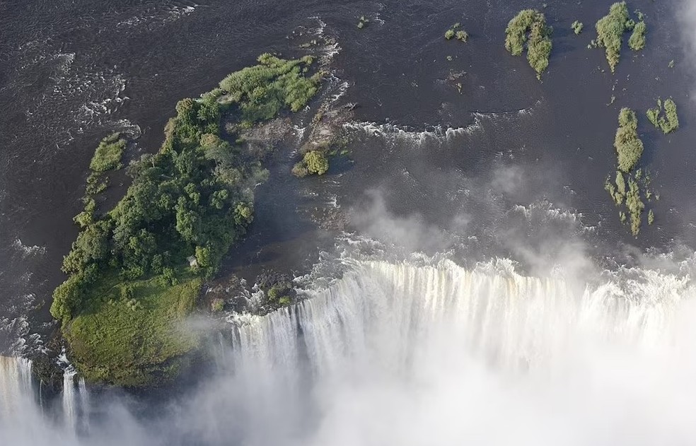 Os visitantes desfrutarão de vistas espetaculares das Cataratas Vitória (foto) durante uma viagem de helicóptero chamada "O Vôo dos Anjos" — Foto: Go2Africa / Reprodução