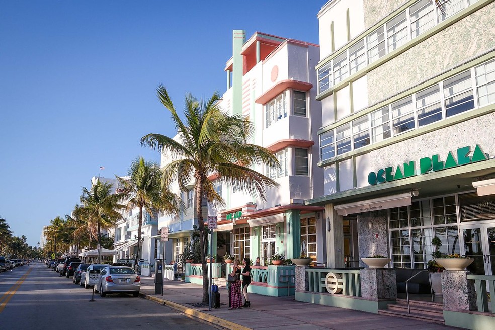 A rua Ocean Drive fica em frente à praia em South Beach, em Miami — Foto: Wikimedia Commons / Creative Commons