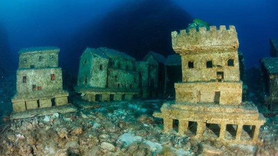 Cidade submersa "bizarra" viveu escondida no mar por 40 anos na França