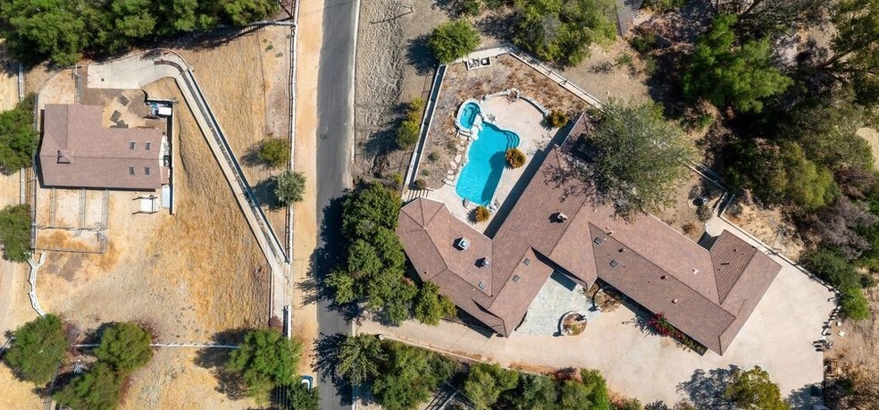 Imagens aéreas do rancho de Kim Kardashian — Foto: Compass / Reprodução