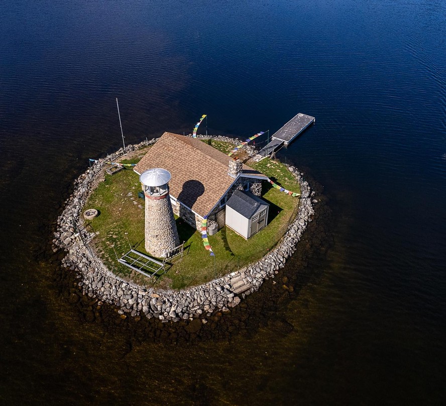 Uma ilha privativa no estado do Maine, nos Estados Unidos, está à venda por menos de R$ 2 milhões