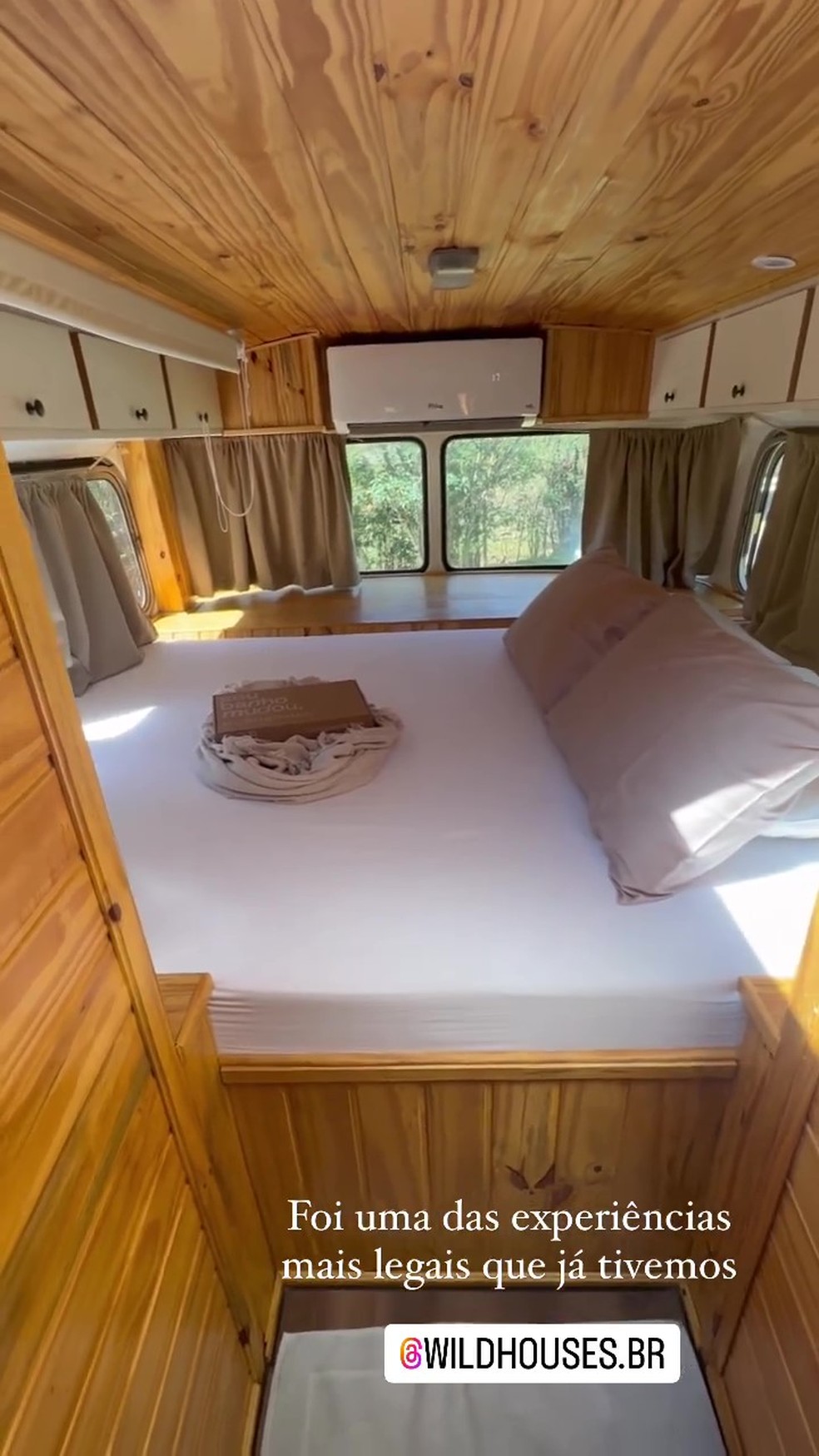 O quarto no motorhome tem uma cama grande e várias janelas — Foto: Instagram / Reprodução