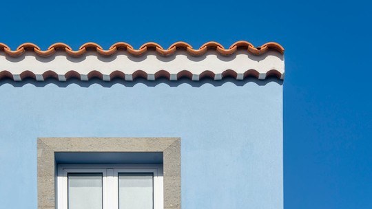 O vizinho abriu uma janela irregular que dá para sua casa? Saiba o que fazer 