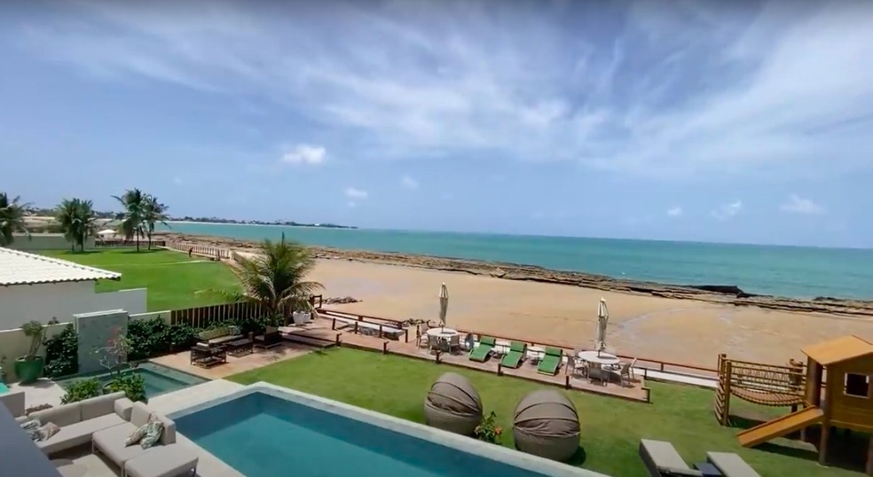 Vista da casa de praia de Vanessa Lopes em Pernambuco — Foto: Youtube / Reprodução