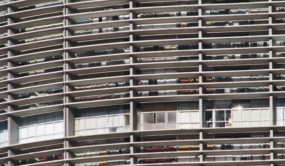 Os brises do Edifício Copan contribuem para o conforto térmico ao regular a entrada de luz solar direta e proporcionar privacidade aos apartamentos, além de serem um elemento estético que realça a ondulação da fachada — Foto: Flickr/Gabriel Fernandes/Creative Commons
