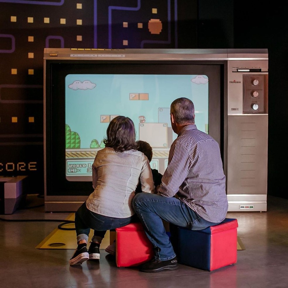 Para quem tem saudades, dá para reviver o Super Mario original em uma tela enorme — Foto: Big Land / Instagram / Reprodução