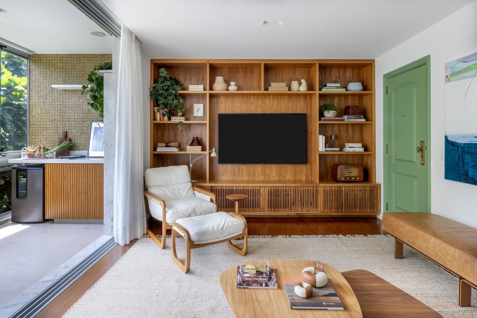 Casal troca casa de vila por praticidade e conforto de apê em Ipanema