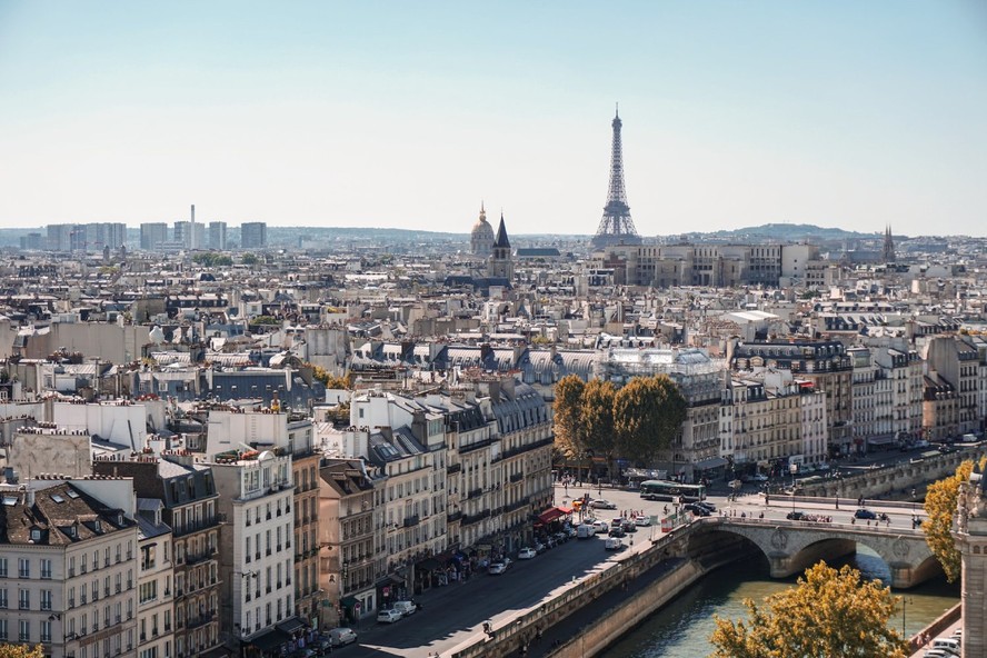 A prefeita de Paris trabalha ao lado de Carlos Moreno, criador do conceito das cidades de 15 minutos, para implementar políticas públicas de urbanismo na capital francesa