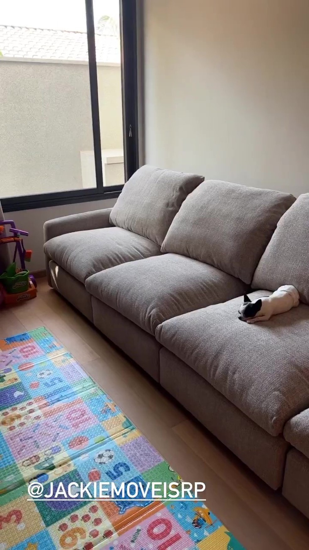 Novo sofá de Bárbara Evans — Foto: Instagram / Reprodução