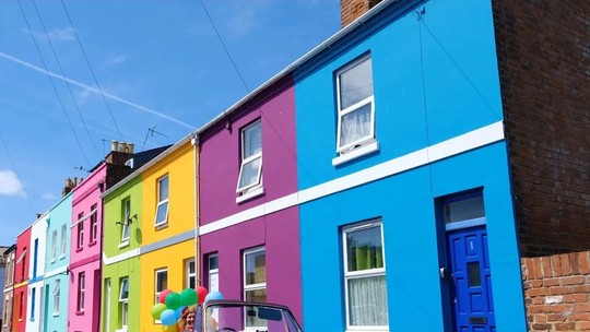 Artista transforma rua em arco-íris pintando 63 casas com cores vibrantes