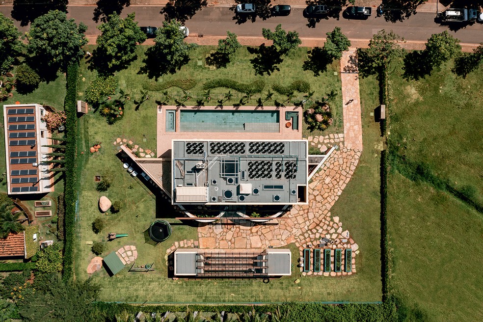 ARQUITETURA | Vista aérea mostra a garagem em anexo na frente do terreno — Foto: Fran Parente / Divulgação