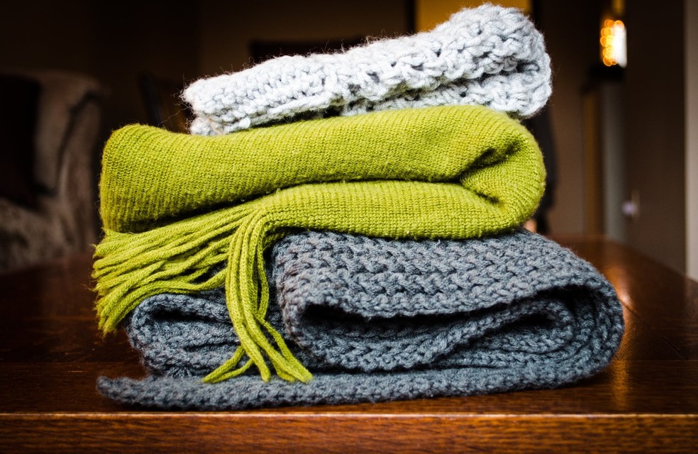 É importante higienizar tapetes e cobertores antes do uso para evitar entrar em contato com poeira, ácaros e mofo — Foto: Unsplash / Kelly Sikkema / CreativeCommons