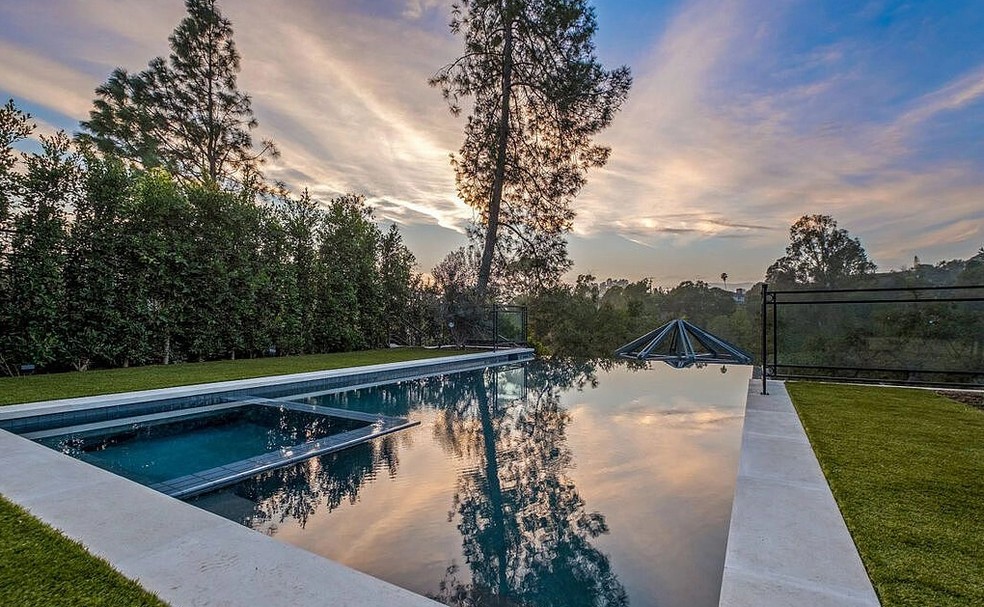 Quintal e piscina da mansão de Chad Smith — Foto: Compass/Dirt/Reprodução