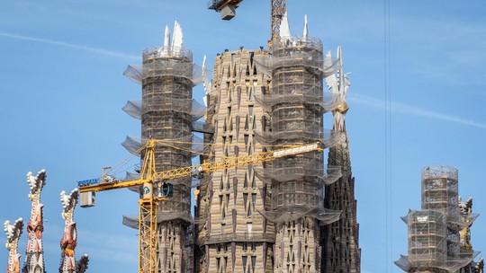 Após 141 anos, Sagrada Família conclui as 5 torres centrais e entra em fase final de construção!
