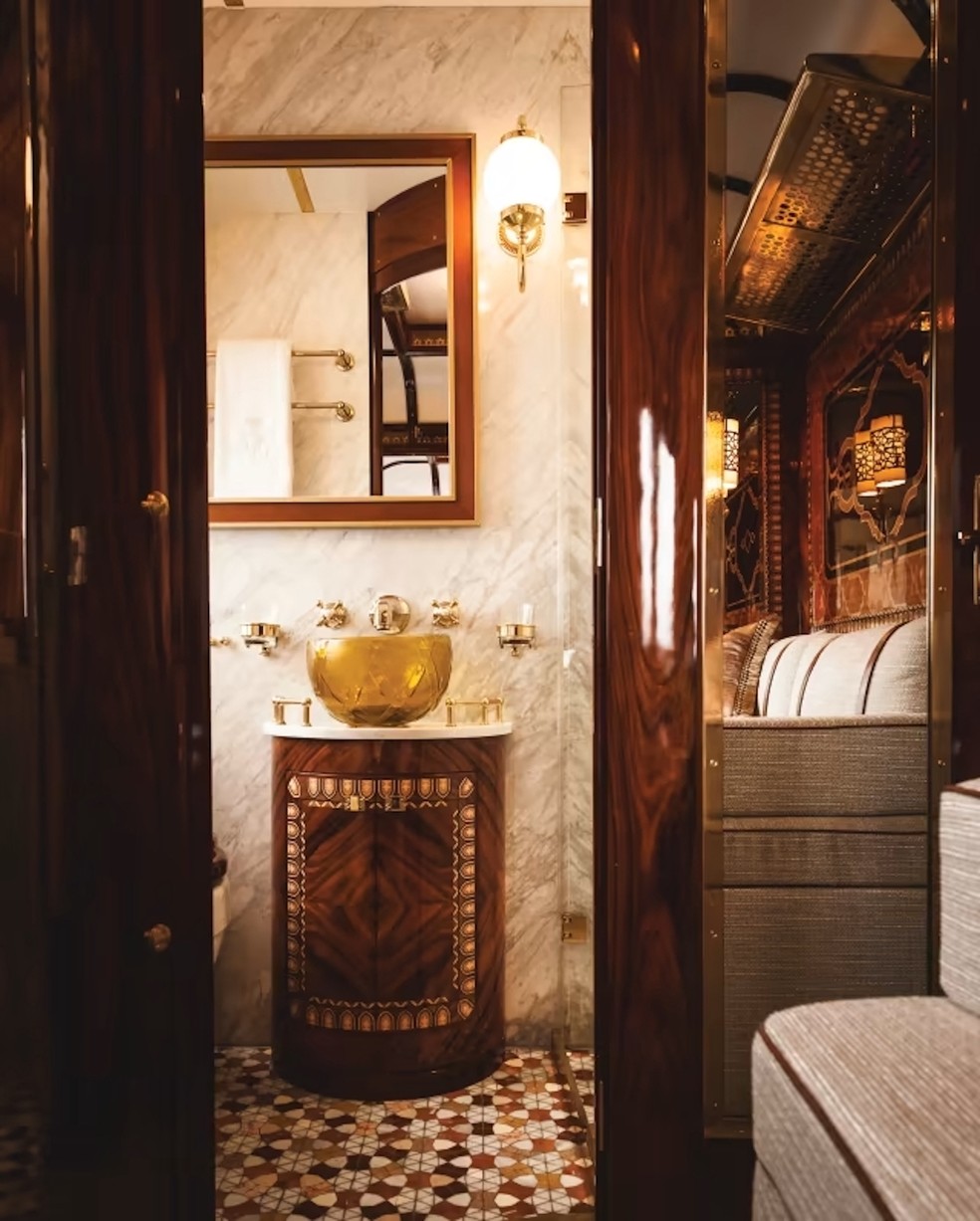 Banheiro revestido de mármore é um dos luxos das Grands Suites do Orient Express — Foto:  Belmond / Reprodução