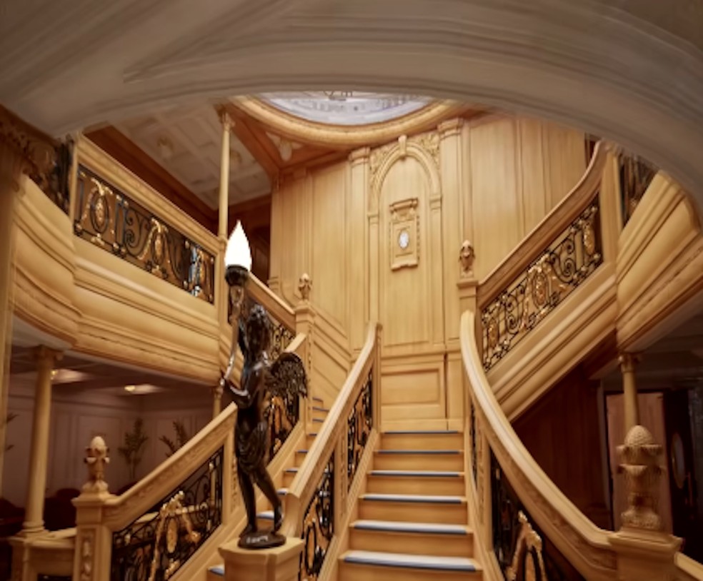 A Grande Escadaria da primeira classe do Titanic não poderia faltar no passeio 3D — Foto: Facebook / @ robreisoficial / Reprodução