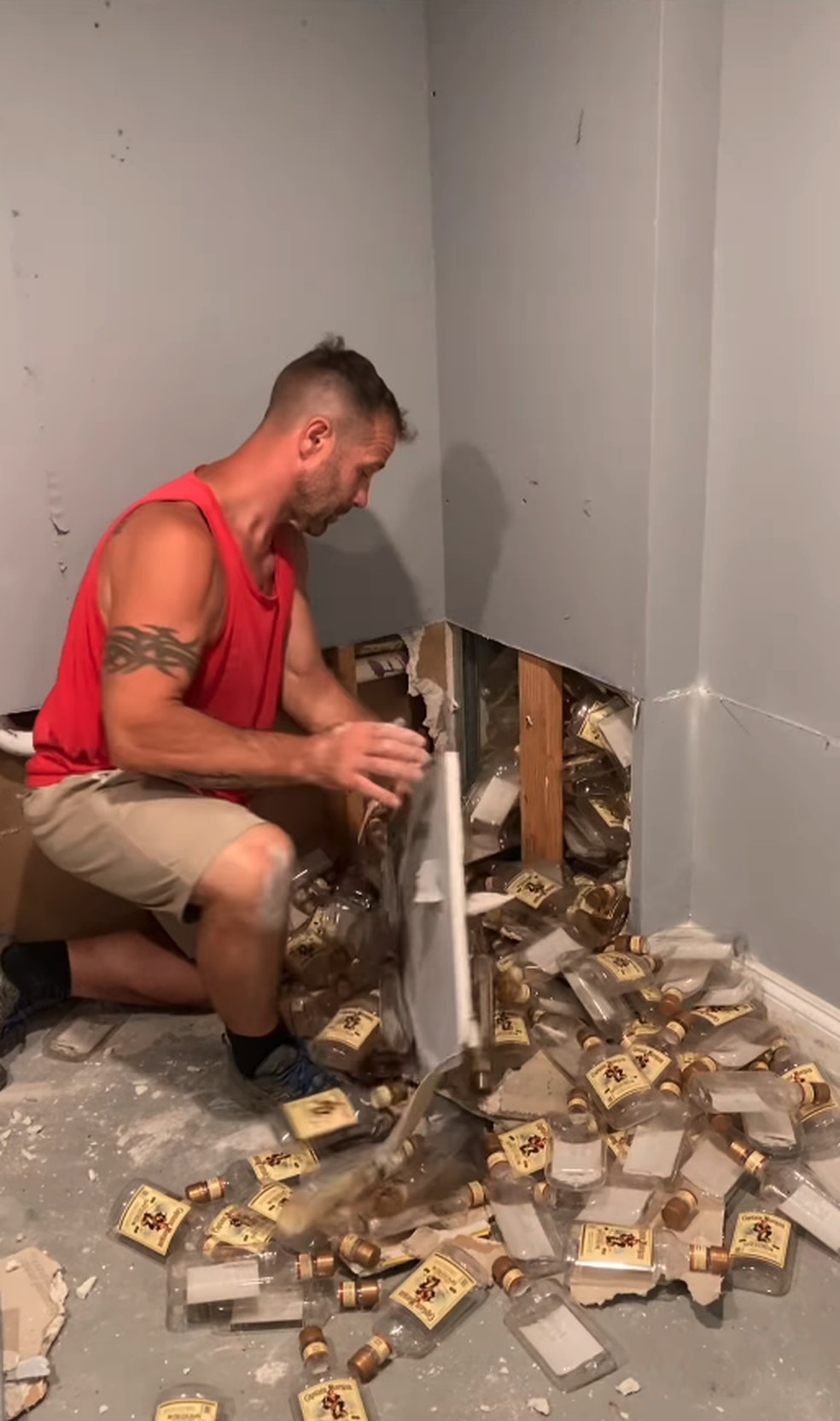 Eles fizeram a descoberta quando precisaram remover o gesso das paredes após uma inundação no porão — Foto: Instagram / @cataukamp / Reprodução