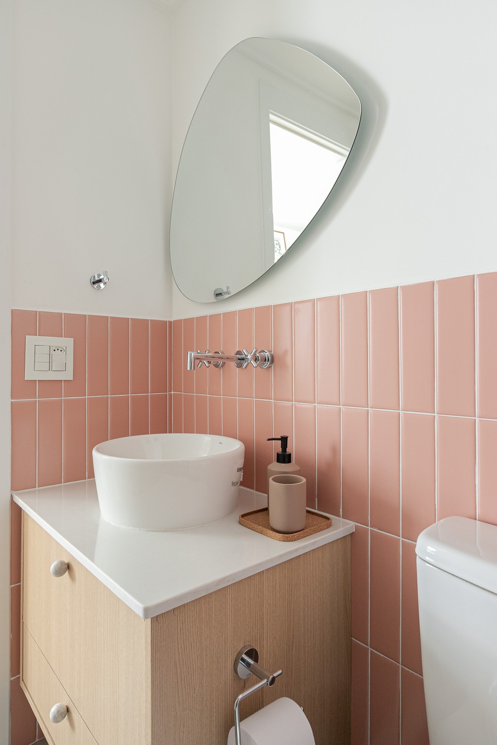 BANHEIRO | O revestimento rosa deixa o banheiro com mais personalidade — Foto: Gisele Rampazzo / Divulgação