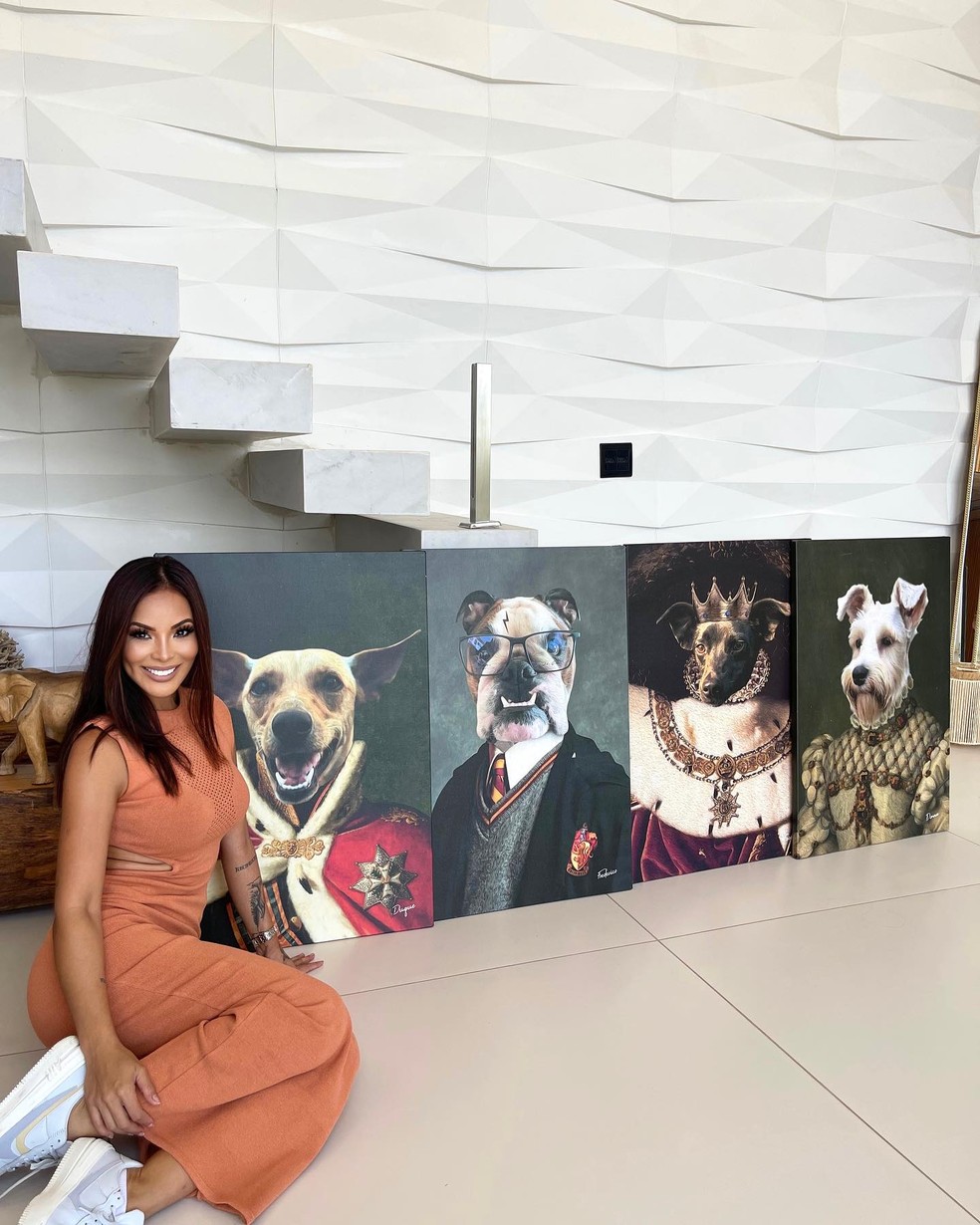 Carol Nakamura mostra os quadros dos seus cachorros — Foto: Instagram / Reprodução