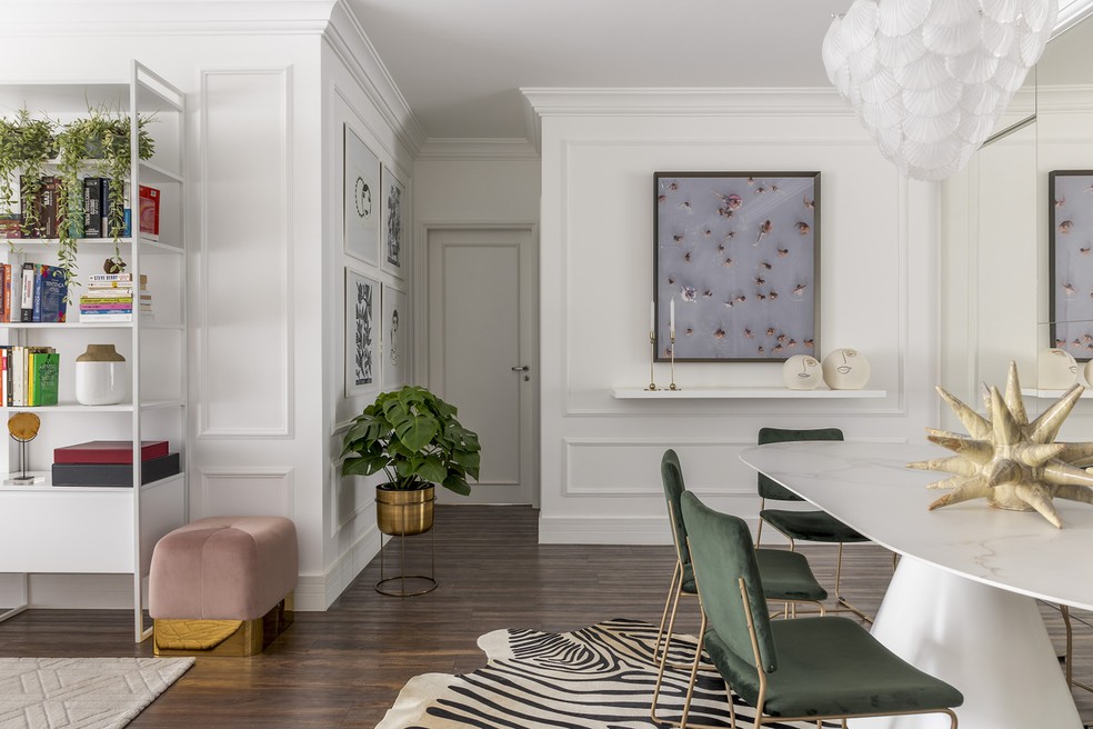 Boiseries e cores trazem elegância e jovialidade para apartamento