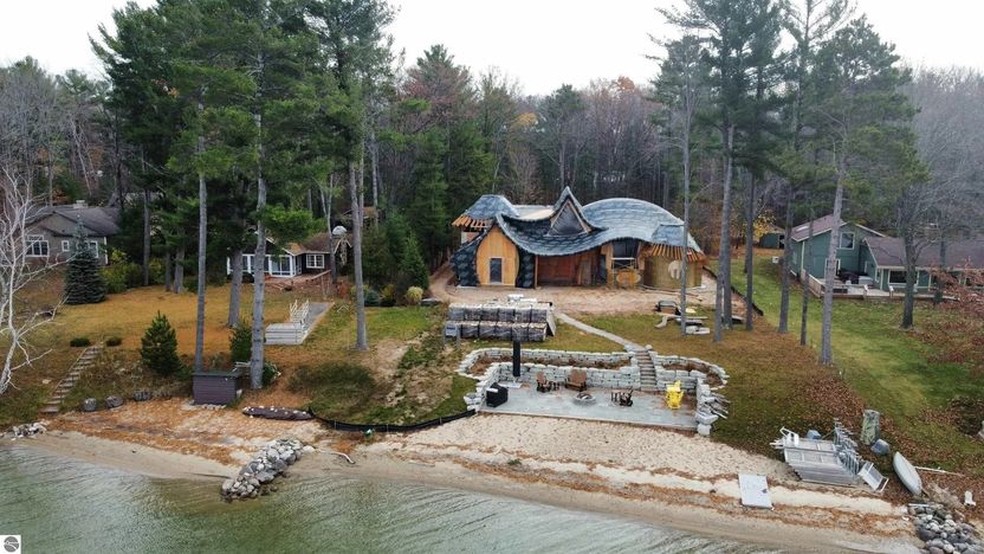 À beira do lago Michigan, a residência valia US$ 5 milhões no ano passado, mas atualmente baixou para US$ 3 milhões — Foto: Reprodução / realtor.com
