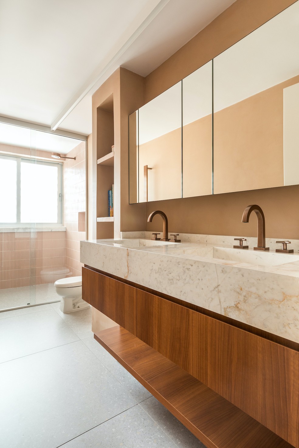No projeto do escritório Küster Brizola Arquitetos, o mármore Branco Paraná se mistura à marcenaria executada pela Maragno Movelaria em lâmina natural de tauari — Foto: Eduardo Macarios/Divulgação