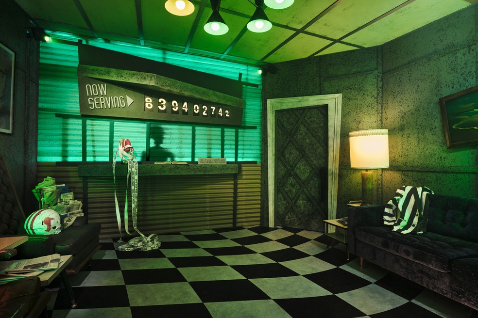Na casa de Beetlejuice, os visitantes encontrarão dezenas de obras "assinadas" pela personagem Delia Deetz — Foto: Airbnb / Divulgação
