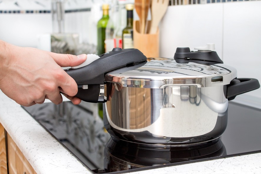Para acelerar o cozimento dos alimentos, uma boa dica é usar a panela de pressão convencional