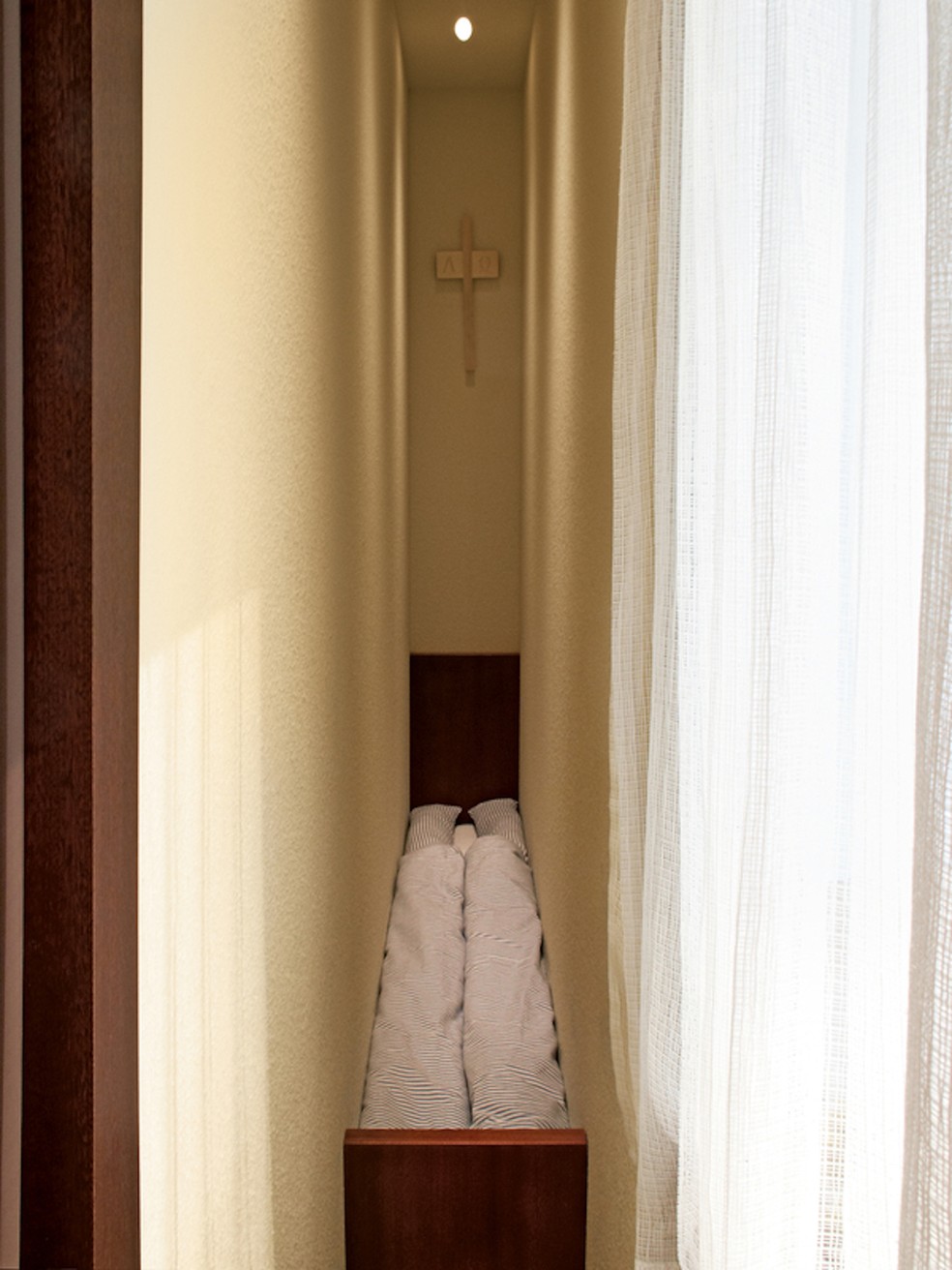 O quarto de casal de proporções diminutas da Narrow House causa claustrofobia — Foto: Erwin Wurm / Mischa Nawrata / Reprodução