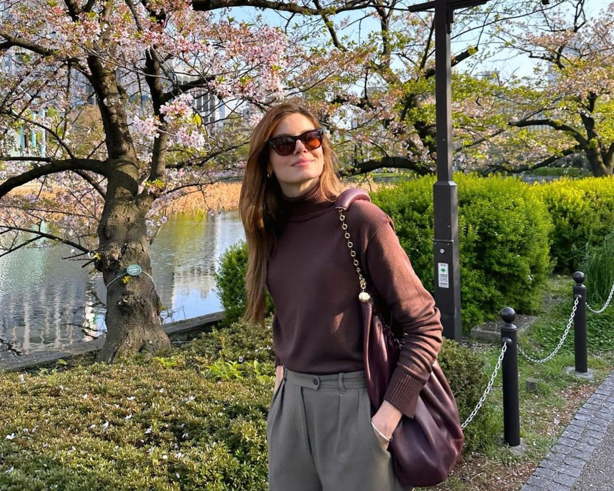 Camila Queiroz abre álbum de fotos de passeio em parque no Japão