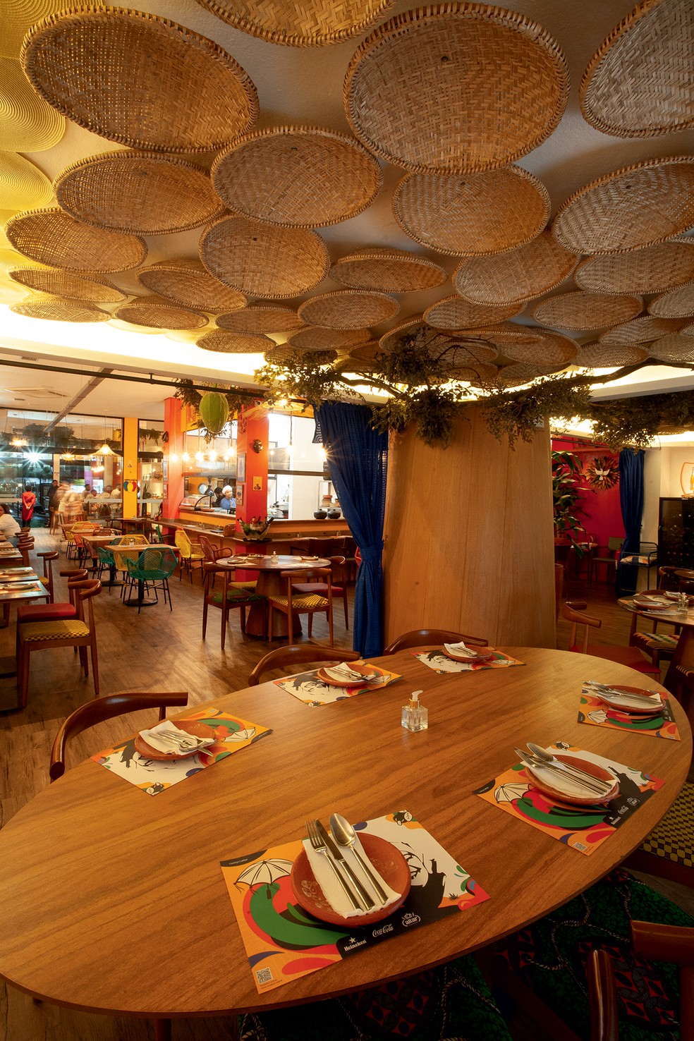 O salão do restaurante na capital paulista conta com paredes coloridas, elementos naturais e itens de artesanato — Foto: Fernando Morais / Editora Globo