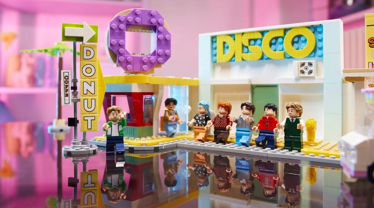 O grupo de k-pop BTS ganha versão LEGO do clipe retrô 'Dynamite'