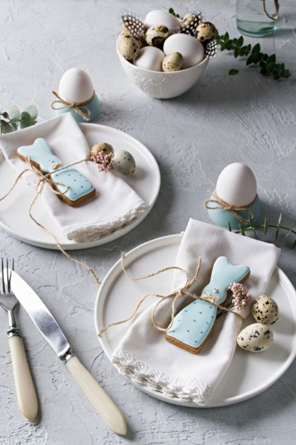 Uma bolacha decorada em formato de coelho pode acompanhar o guardanapo de mesa — Foto: Pinterest / Mariana Laterza / Reprodução