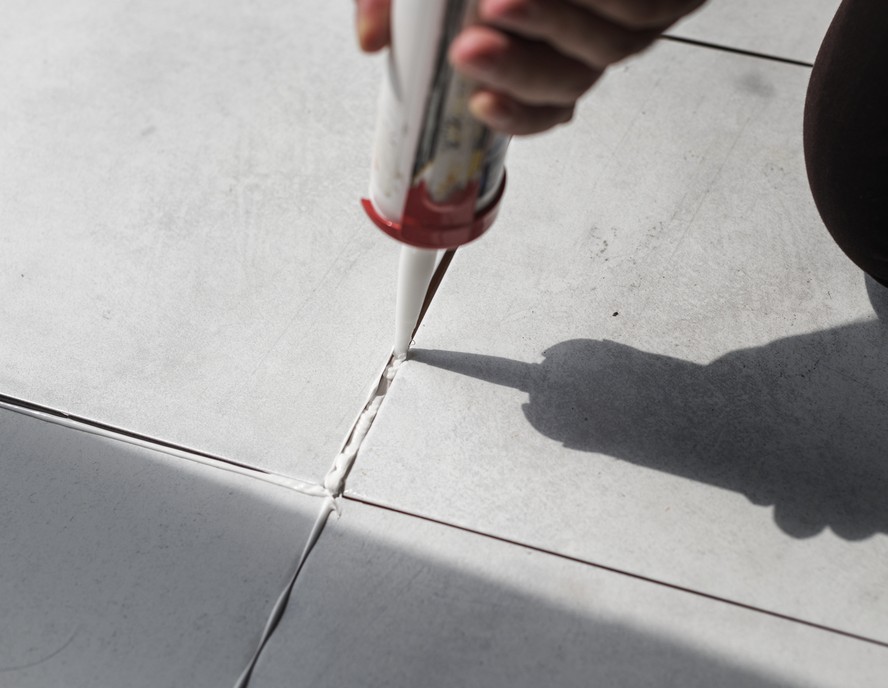 Como remover silicone do azulejo com métodos simples e seguros